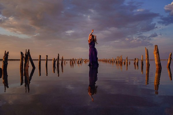 La beauté intemporelle de la femme aux cheveux blancs